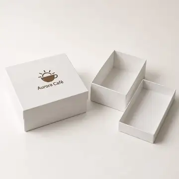 Caixa cartonada tampa solta 31x22x14 cm, branca com logo na cor da marca