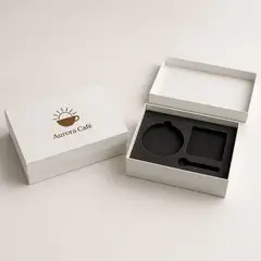 Caixa cartonada tampa solta 35x25x9 cm com berço, branca com logo na cor da marca