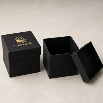 Caixa cartonada tampa solta 10x10x12 cm, preta com logo dourado