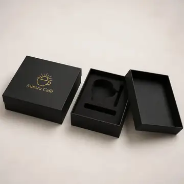 Caixa cartonada tampa solta 35x25x9 cm com berço, preta com logo dourado