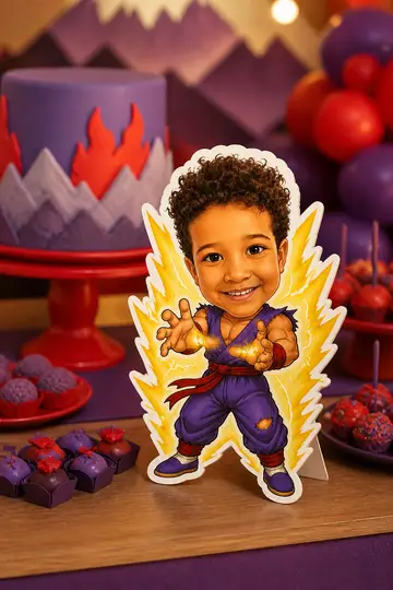 Foto do display na mesa da festa: Menino guerreiro de roupa roxa