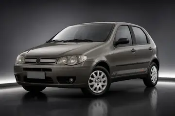 Anúncio do carro em fundo de estúdio