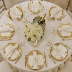 Mesa dos convidados vista de cima: casamento clássico branco e dourado