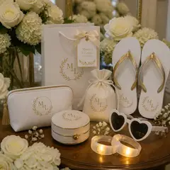 Lembrancinhas e kit pista: casamento clássico branco e dourado