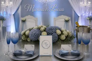 Mesa dos noivos: casamento azul serenity e prata