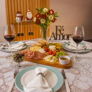 Foto profissional da sua mesa posta: Mesa de frios e vinho
