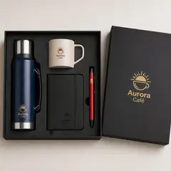 Kit boas-vindas (onboarding) com a sua marca: caixa cartonada com o logo na tampa