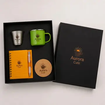 Kit fim de ano com a sua marca: caixa cartonada com o logo na tampa