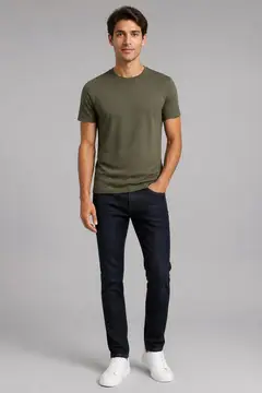 Camiseta: modelo de frente (catálogo)